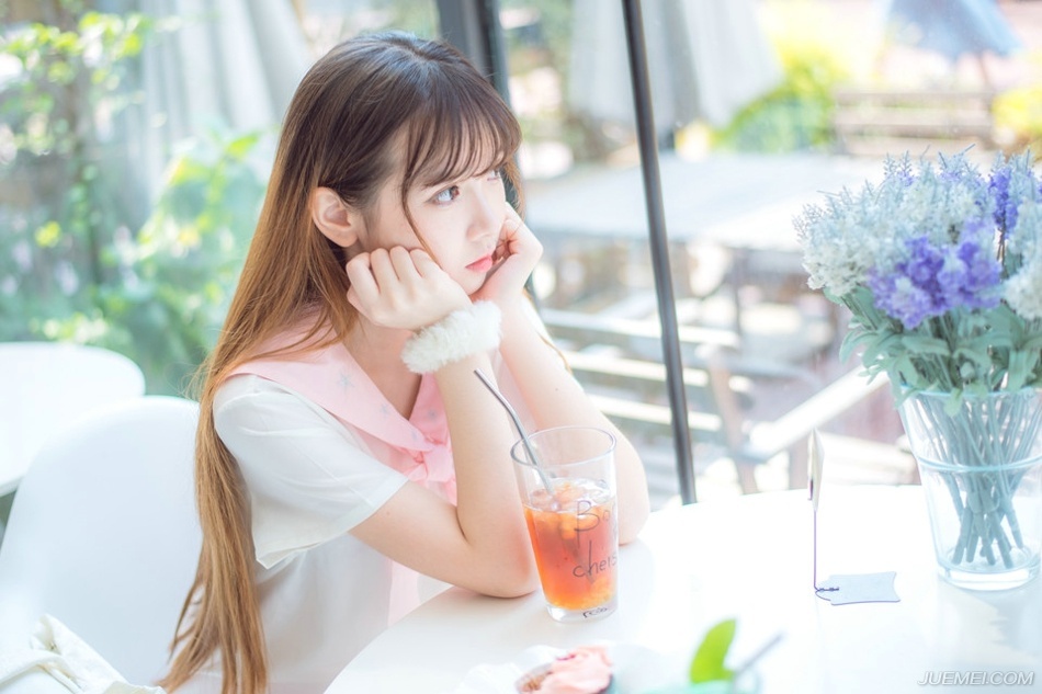 友谊和花香一样，还是淡一点的比较好，越淡的香气越使人依恋，也越能持久。